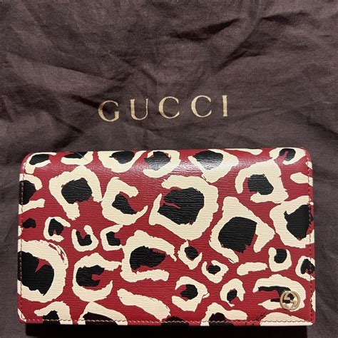 Gucci wearable wallet